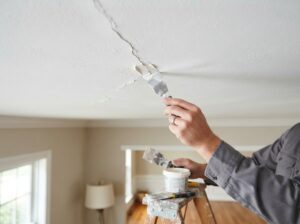 Deckenriss reparieren